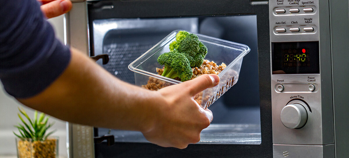 Pros and Cons of Microwave Cooking