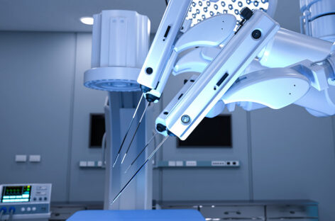 In what way is Robotic surgery superior to Laparoscopic surgery?